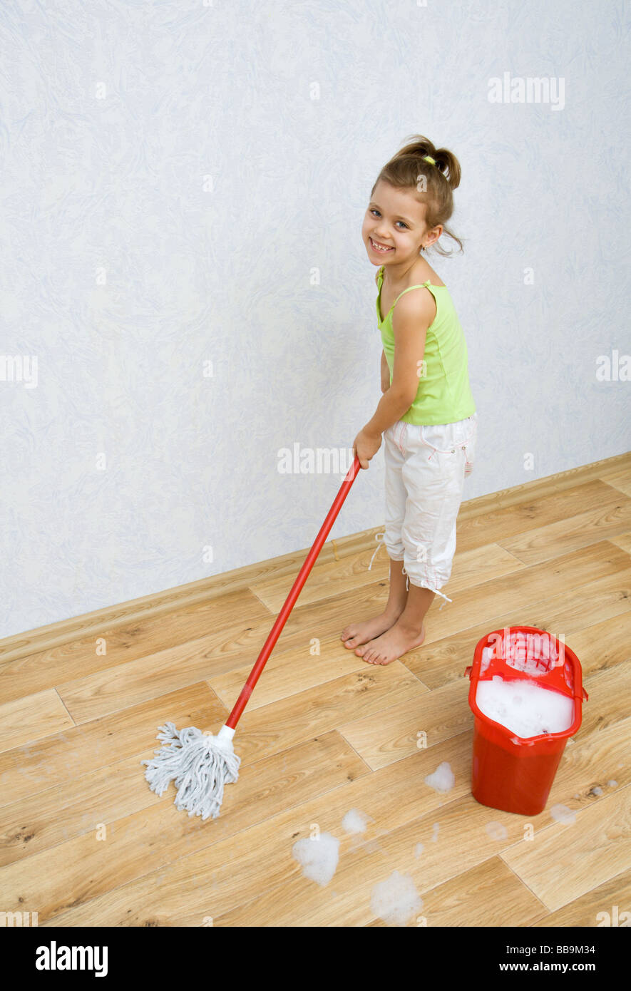 подметает пол. самостоятельность ребенка. ребенок подметает. ребенок убирается в комнате. мыть пол в детской.