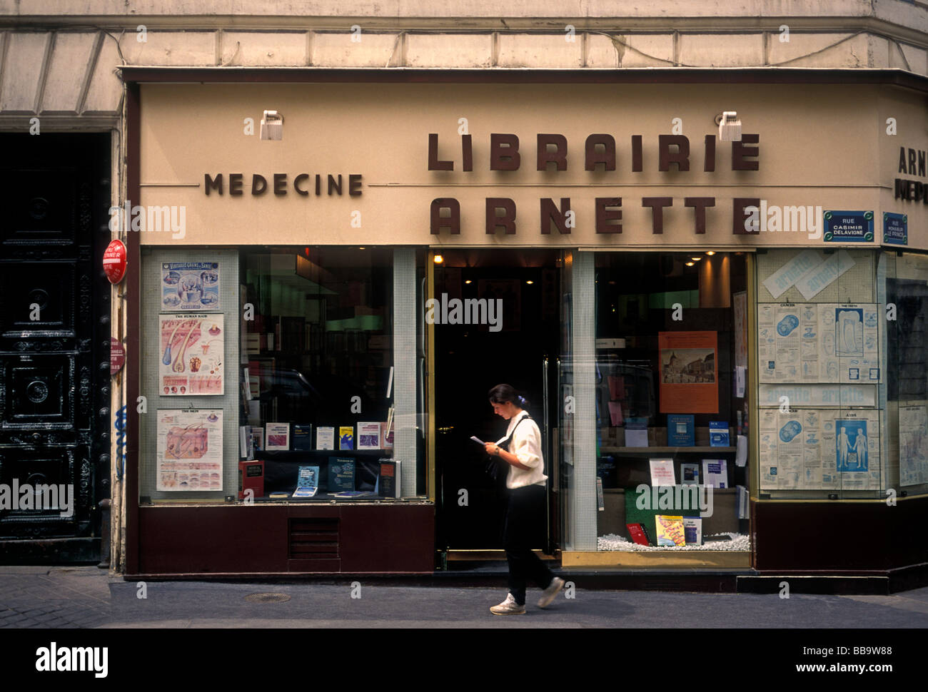French student, female student, student, Librairie Arnette, bookstore, bookshop, bookseller, Rue Casimir Delavigne, Latin Quarter, Paris, France Stock Photo
