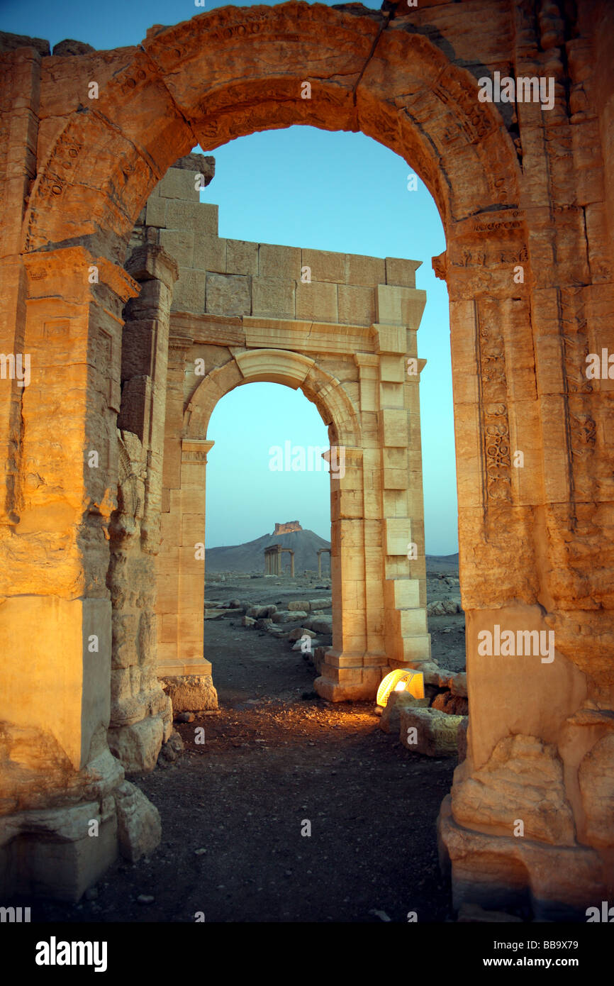 Monumental arch and colonnaded street Palmyra Syria Stock Photo Alamy