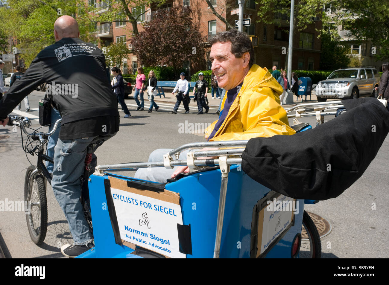 Norman Siegel sets out to campaign in a blue Pedicab Stock Photo