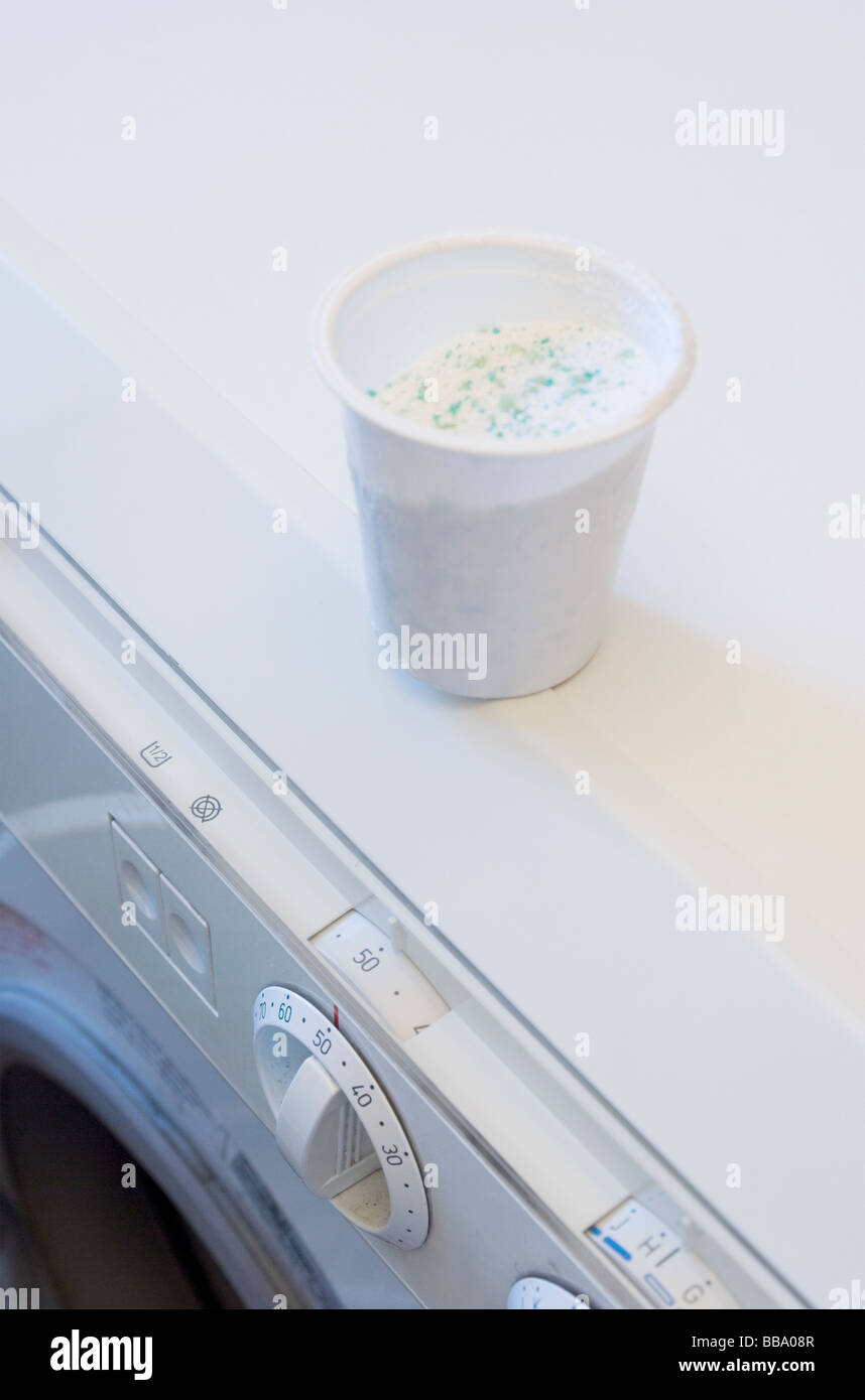 https://c8.alamy.com/comp/BBA08R/washing-machine-powder-in-plastic-cup-BBA08R.jpg