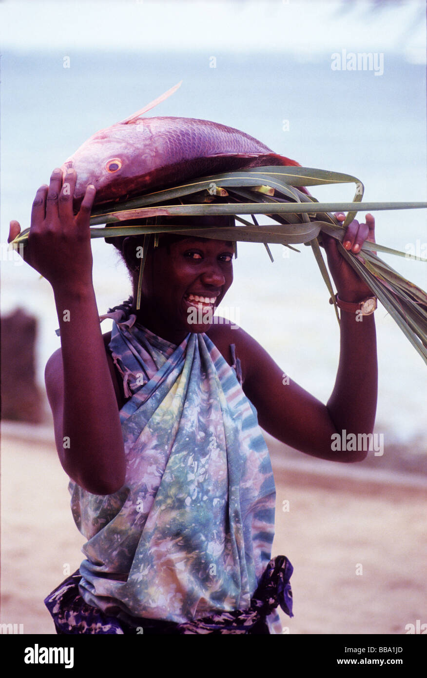 African women in traditional clothes with a fish on his head at Kenyan  Coast, Kilifi, Kenya Stock Photo - Alamy