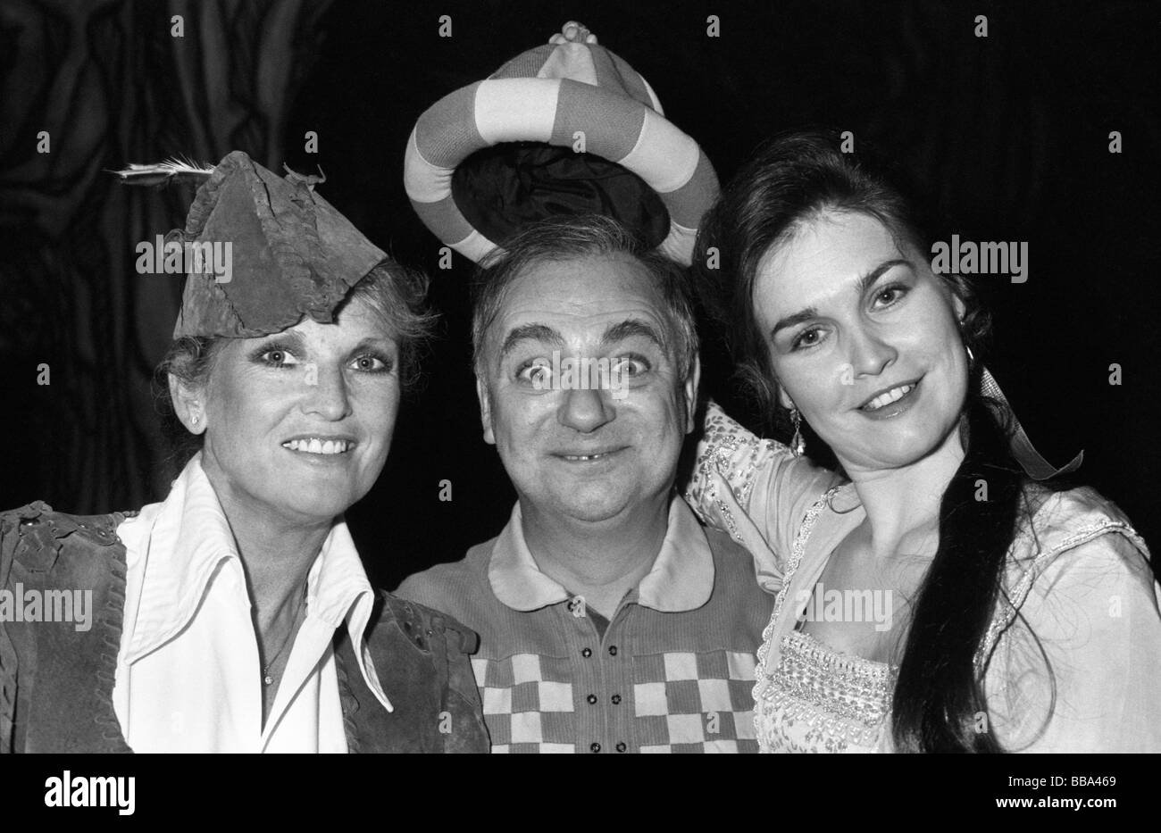 Babes in the Wood Pantomime at the Grand Theatre Wolverhampton 1988 Roy Hudd with Lynn Paul and Gail Mortley Stock Photo