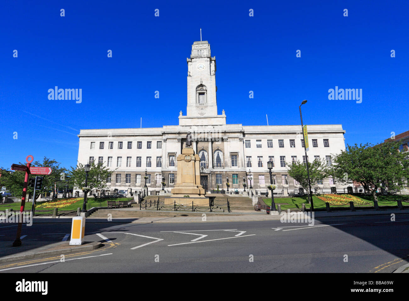 Barnsley Town Hall and Cenotaph South Yorkshire England UK Stock Photo