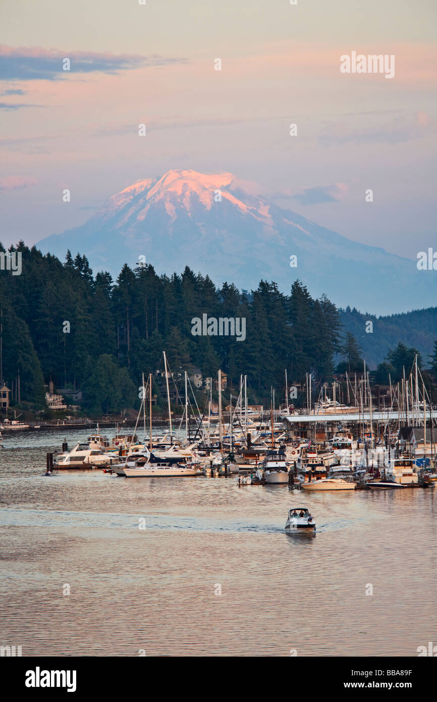 Gig Harbor WA Dusk light on Mt Rainier and Gig Harbor Stock Photo Alamy