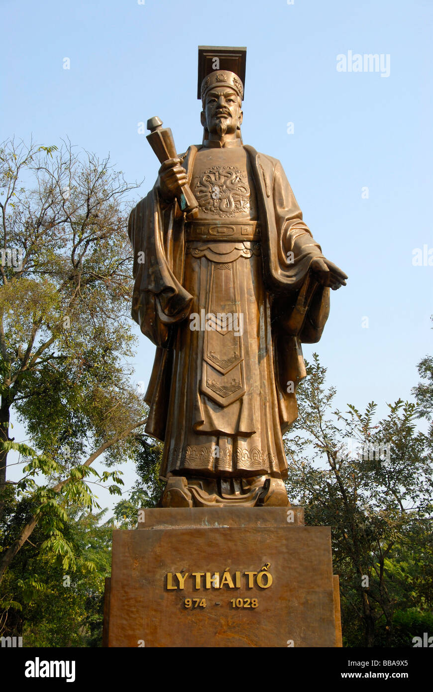 Bronze statue of Emperor Ly Thai To, Hanoi, Vietnam, Southeast Asia