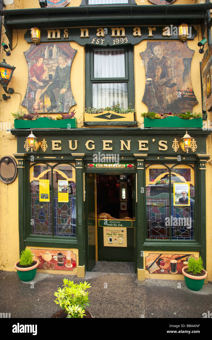 Irish Pub in Ennistymon County Clare Eire Ireland Irish Republic Europe EU Stock Photo