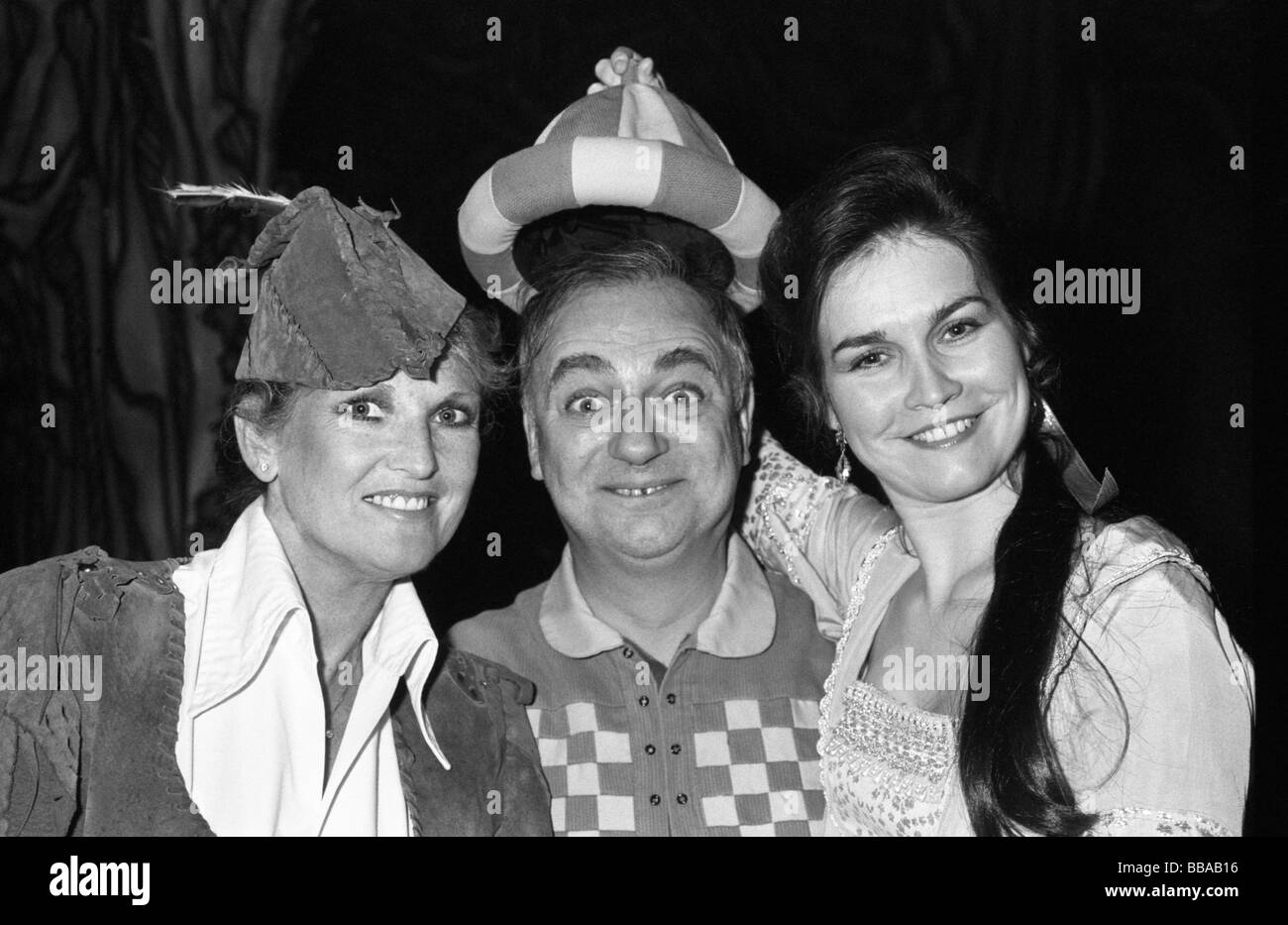 Babes in the Wood Pantomime at the Grand Theatre Wolverhampton 1988 Roy Hudd with Lynn Paul and Gail Mortley Stock Photo