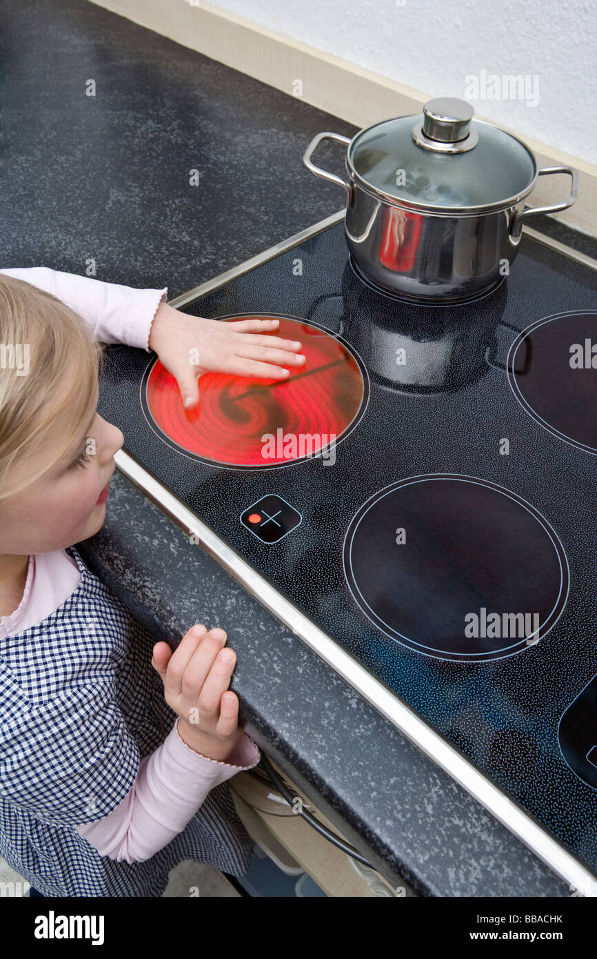 https://c8.alamy.com/comp/BBACHK/a-young-girl-holding-her-hand-over-a-hot-electric-stove-burner-BBACHK.jpg