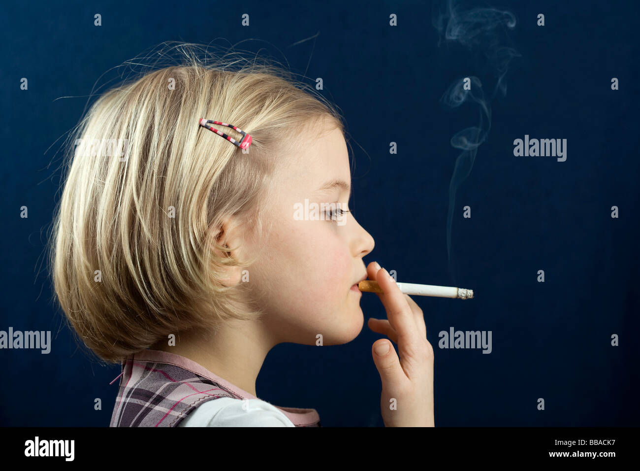 A young girl smoking a cigarette Stock Photo - Alamy