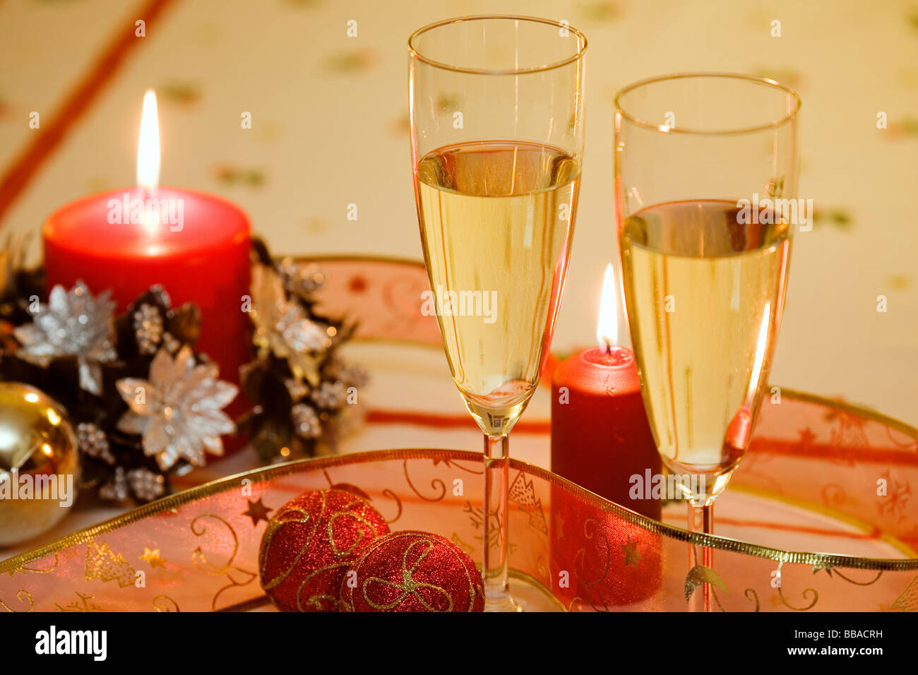 Adornos de Navidad Champán y Velas Christmas Ornaments Candles and Champagne Stock Photo