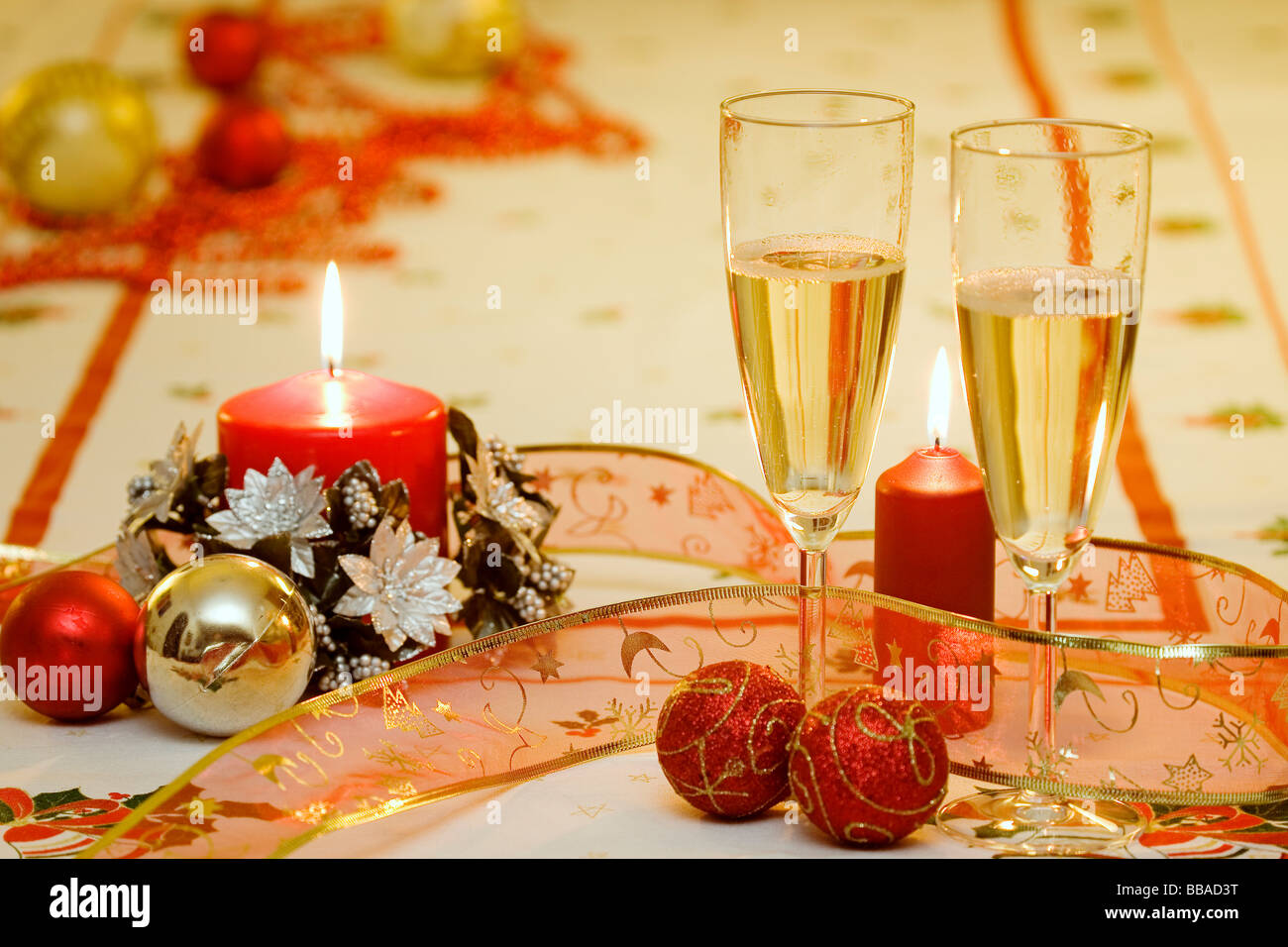 Adornos de Navidad Champán y Velas Christmas Ornaments Candles and Champagne Stock Photo
