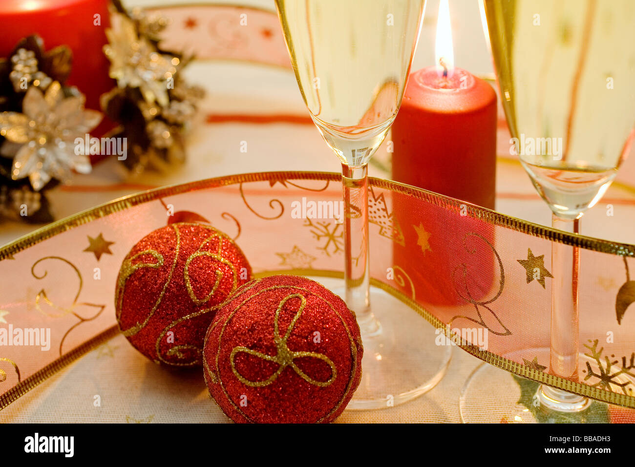 Adornos de Navidad Champán y Velas Christmas Ornaments Candles and Champagne Stock Photo