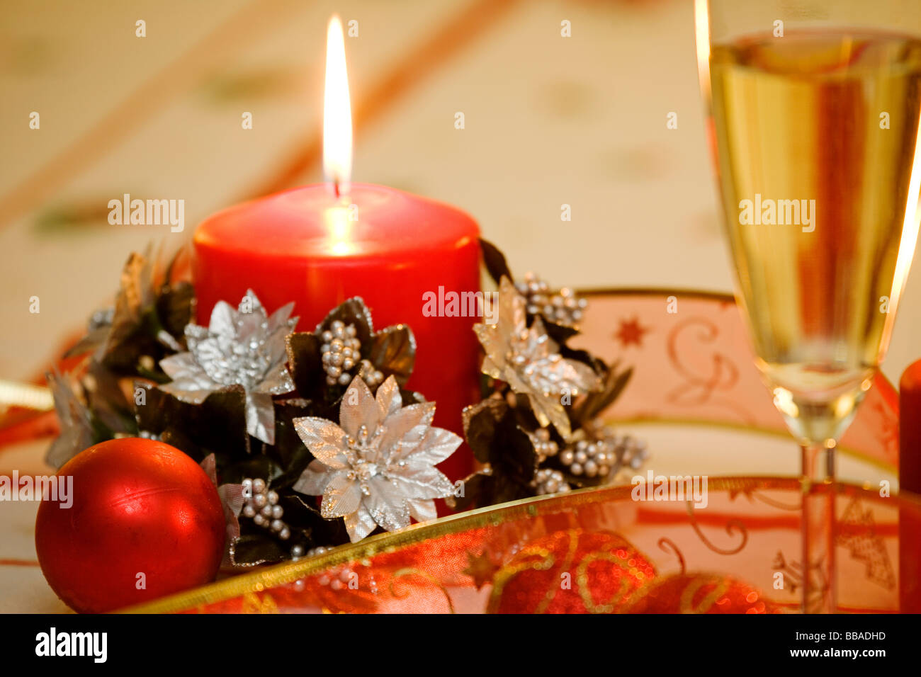 Adornos de Navidad Champán y Velas Christmas Ornaments Candles and Champagne Stock Photo