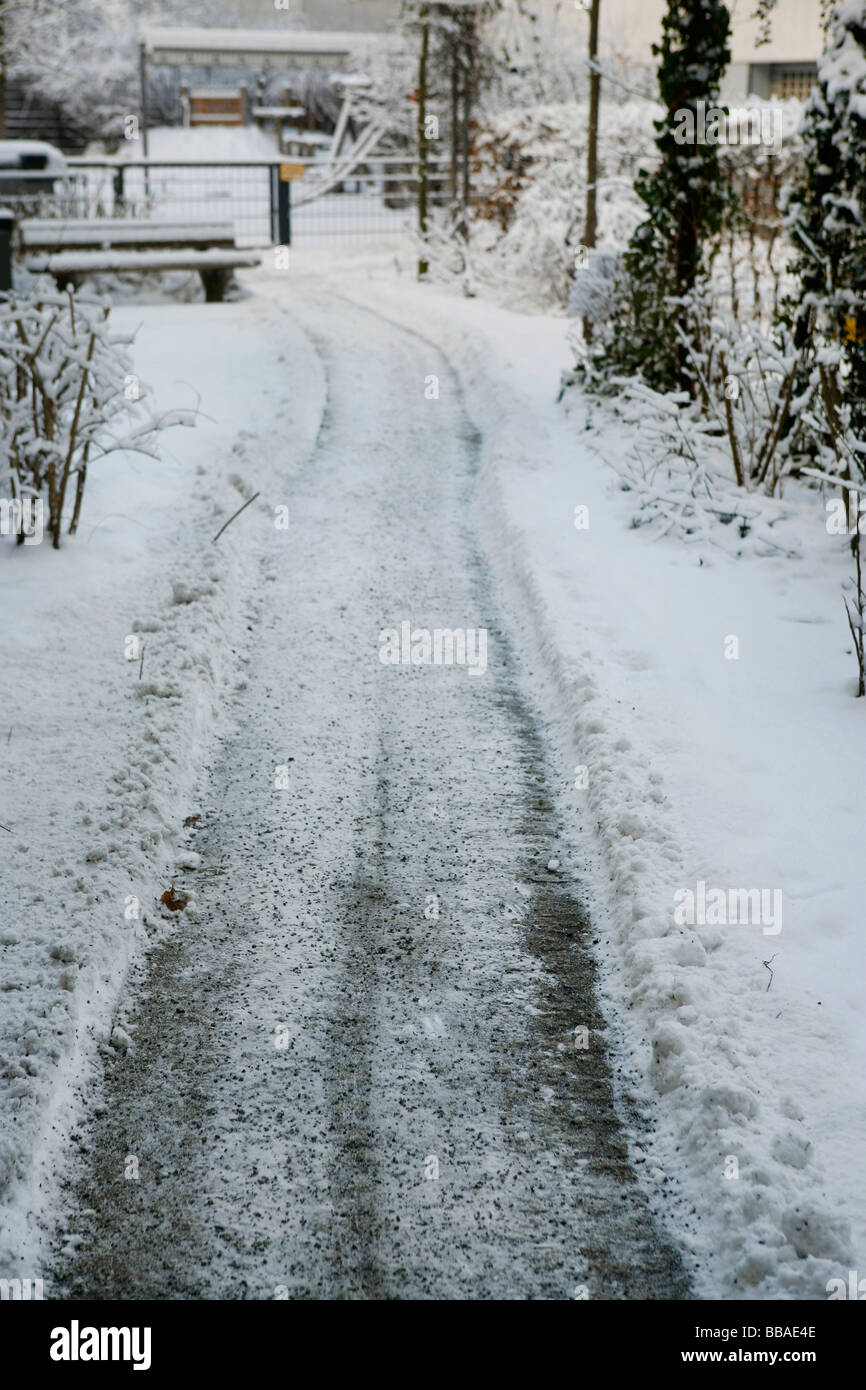 A cleared pathway leading to a snowy park, Berlin, Germany Stock Photo ...