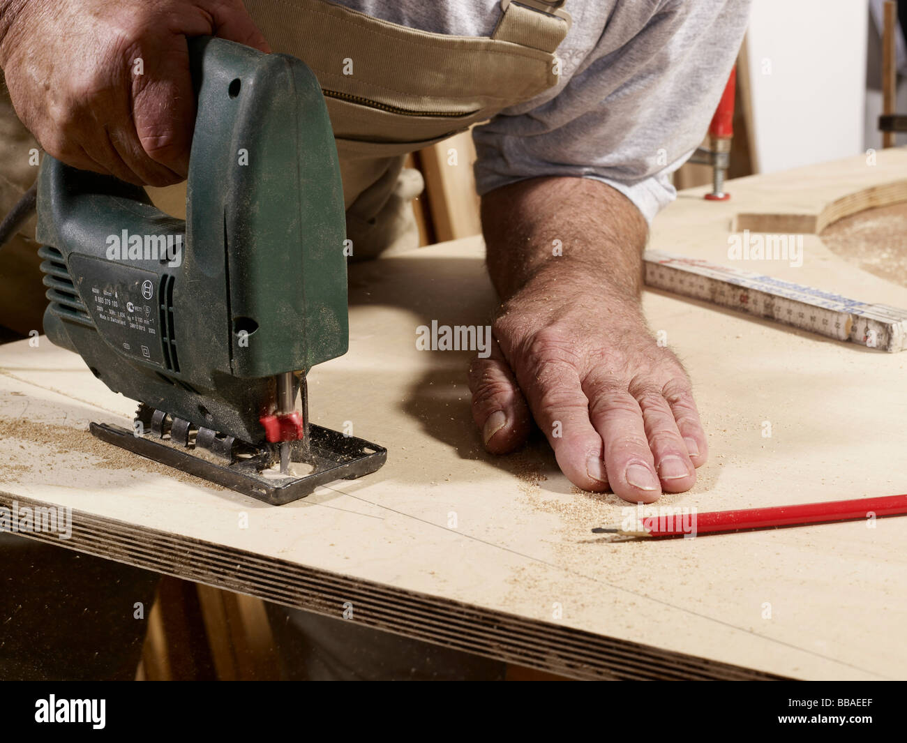 Cutting curves in online wood with jigsaw