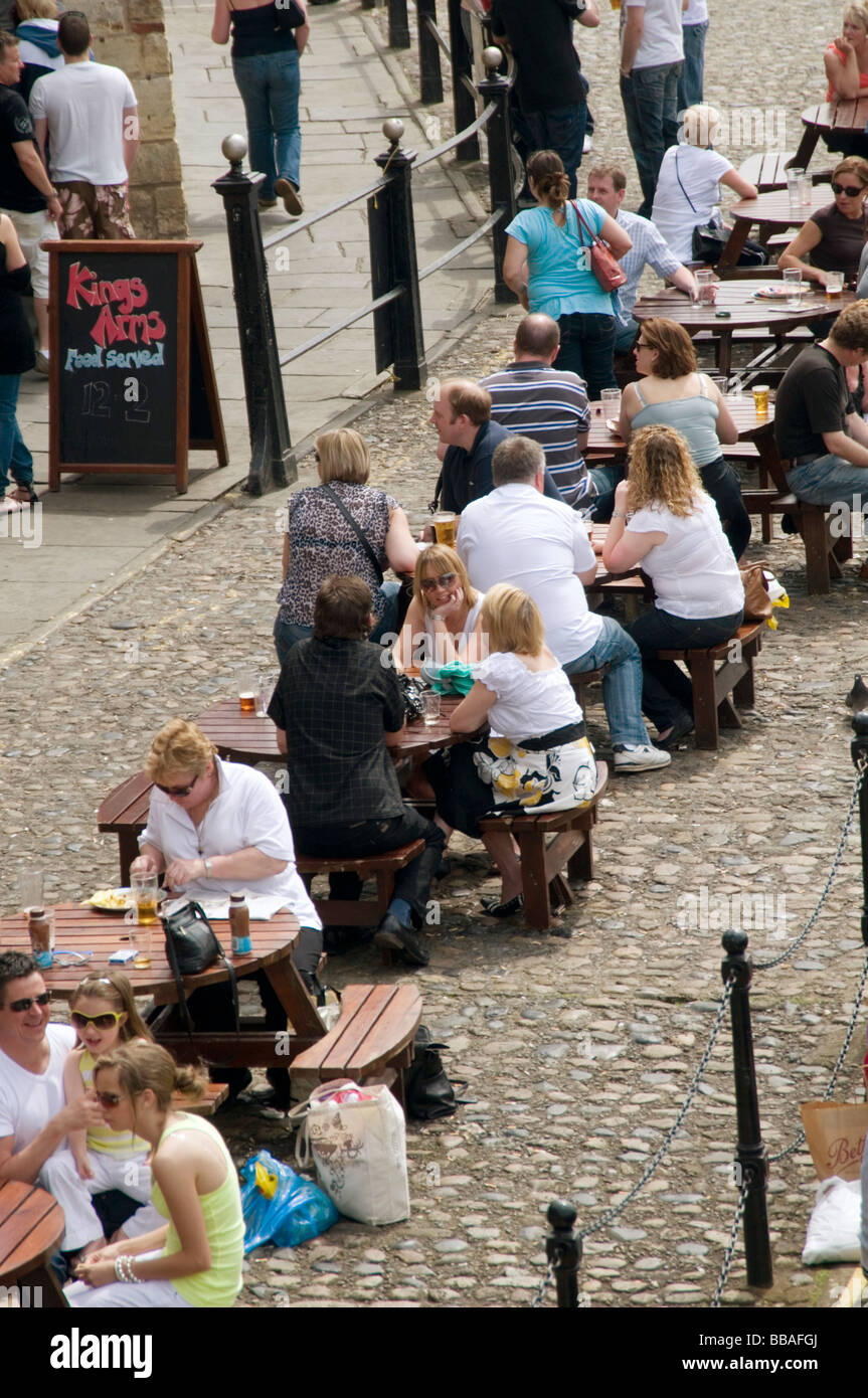english pub uk drinking outside drinkers drink public houses benches bench park outdoors outdoor house summer social socializing Stock Photo