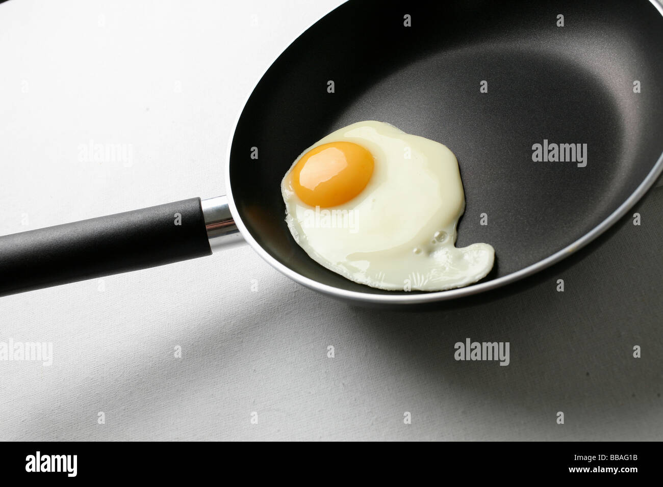 A fried egg in a frying pan Stock Photo - Alamy
