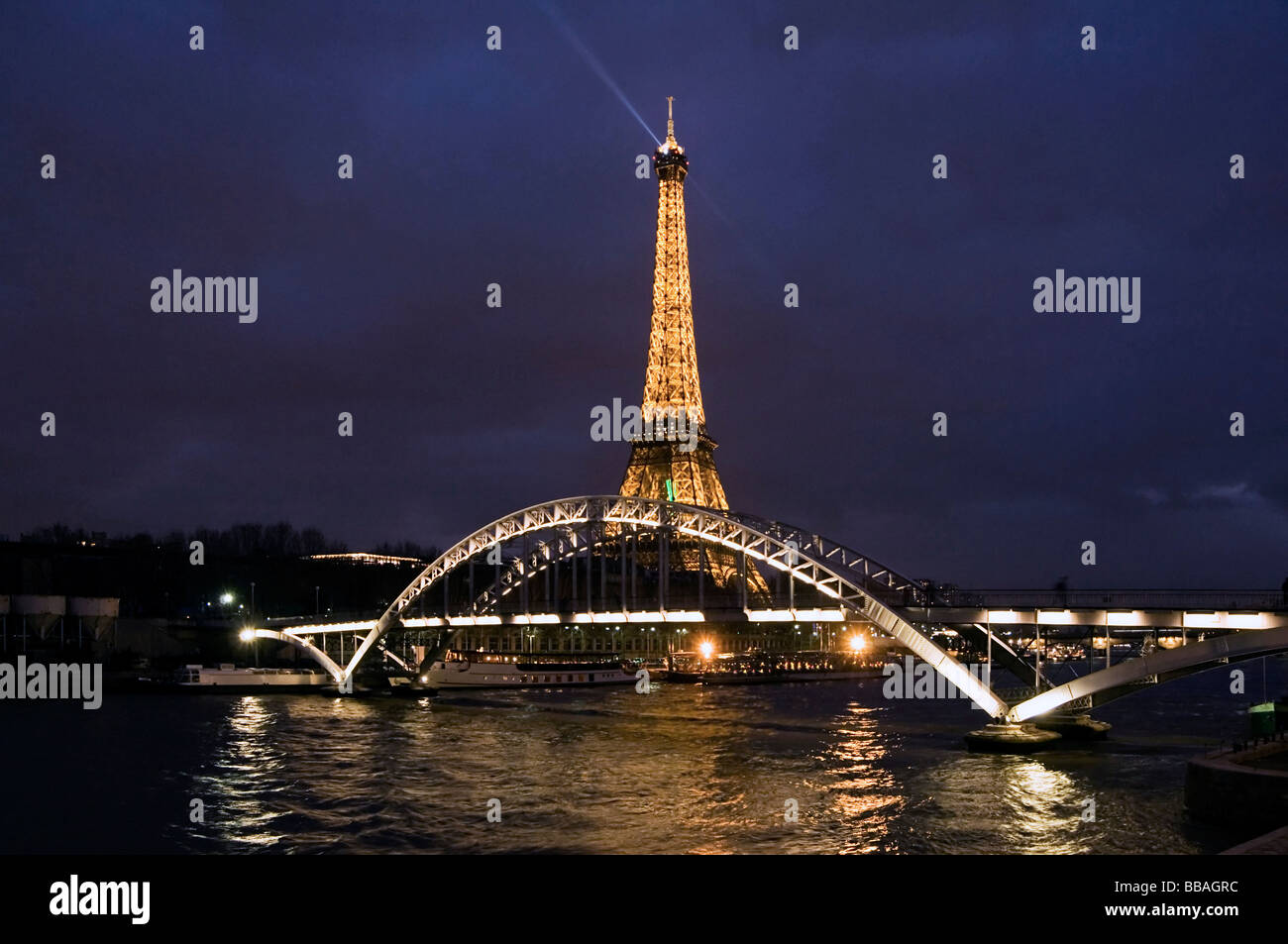 Paris bateaux mouche hi-res stock photography and images - Page 4 - Alamy, image size:1300x953