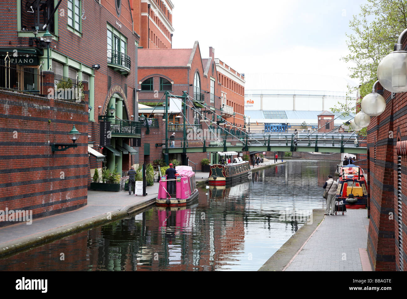 City centre canal hi-res stock photography and images - Alamy