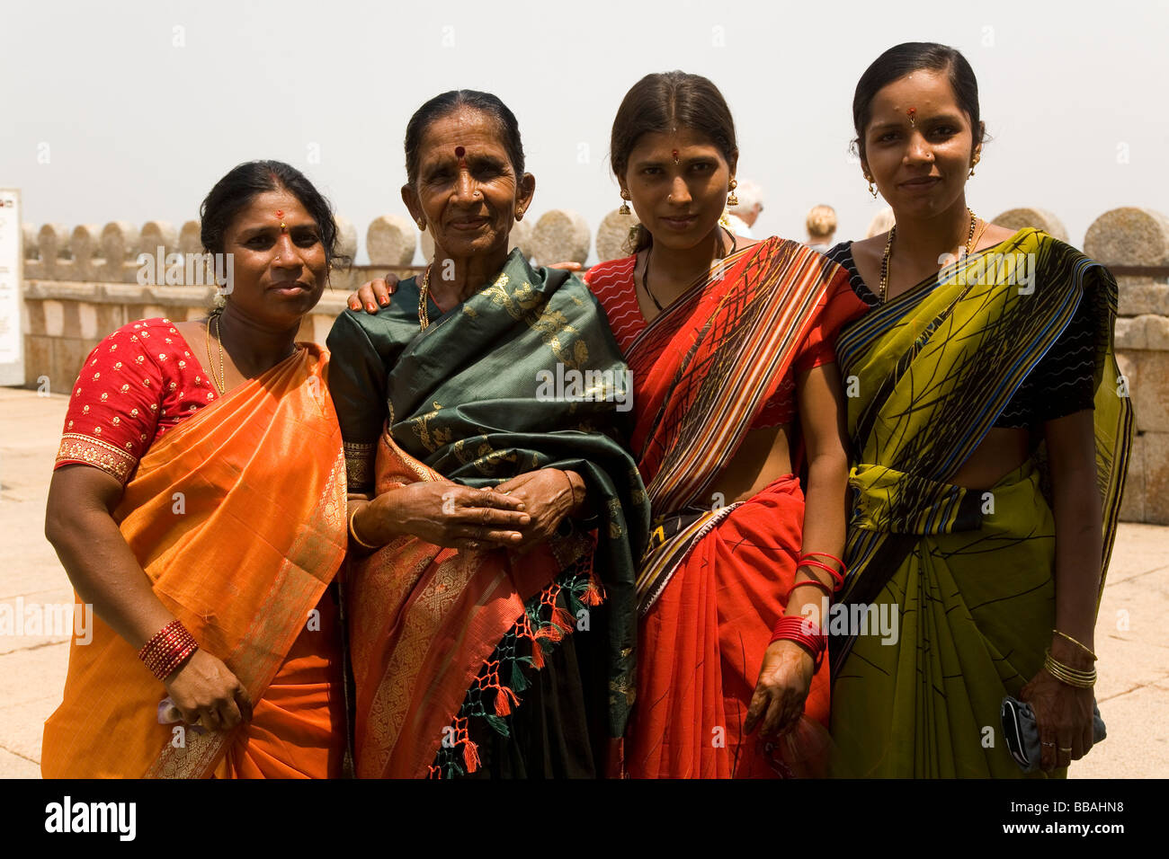 Sari cloth sale hi-res stock photography and images - Alamy
