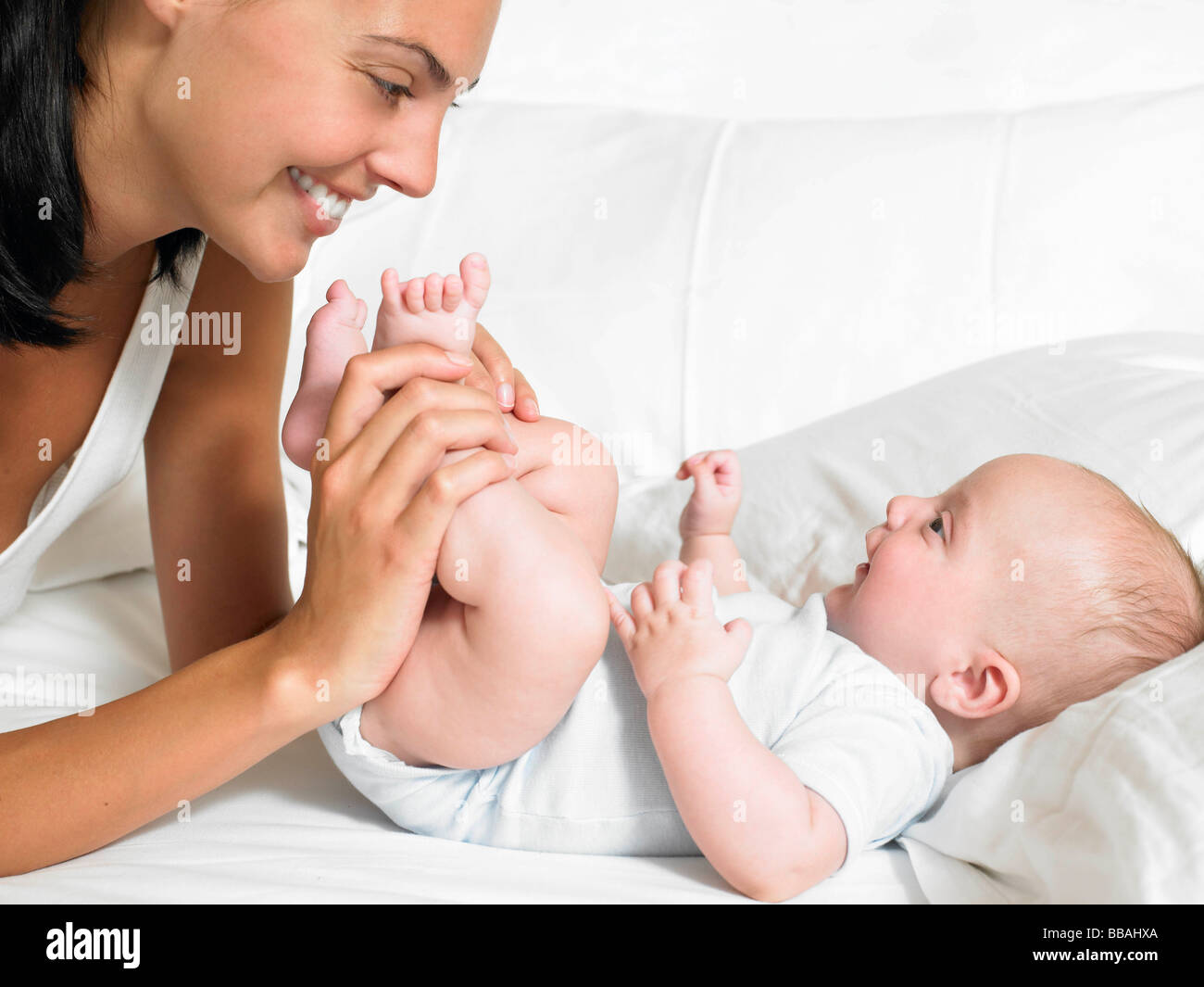 Целую ноги мамы. Мама целует ножки малышу. Фото мама целует ножки малыша. Мать и дитя целует ножку. Ребенок целует ноги маме.