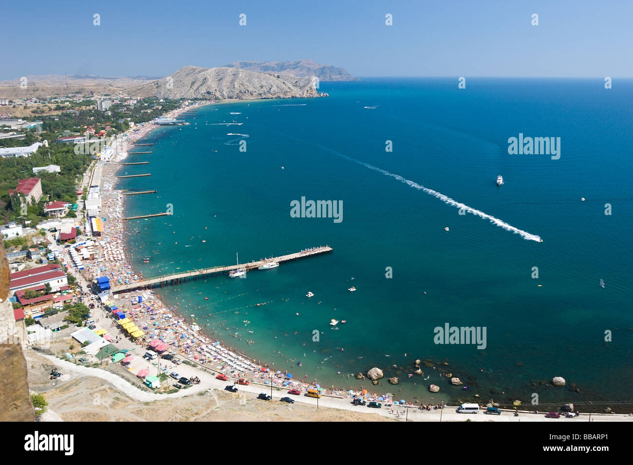 Boat crowded beach scene hi-res stock photography and images - Alamy