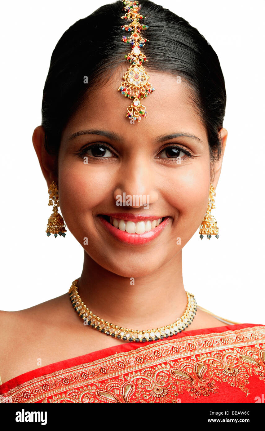 Woman in traditional Indian attire smiling at camera Stock Photo - Alamy