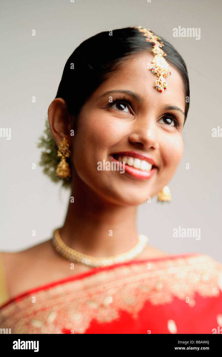 Portrait of woman in Indian sari, smiling Stock Photo - Alamy