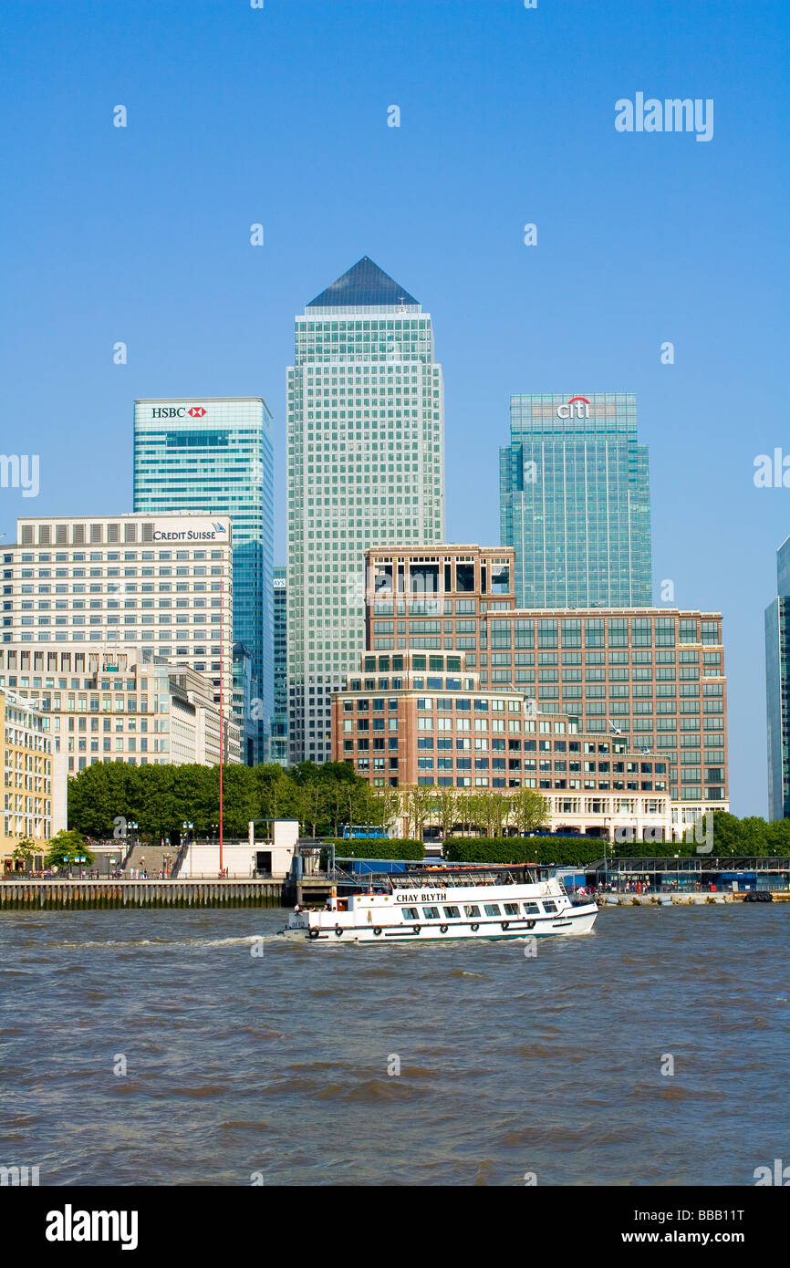 Canary wharf hsbc blue sky hi-res stock photography and images - Alamy
