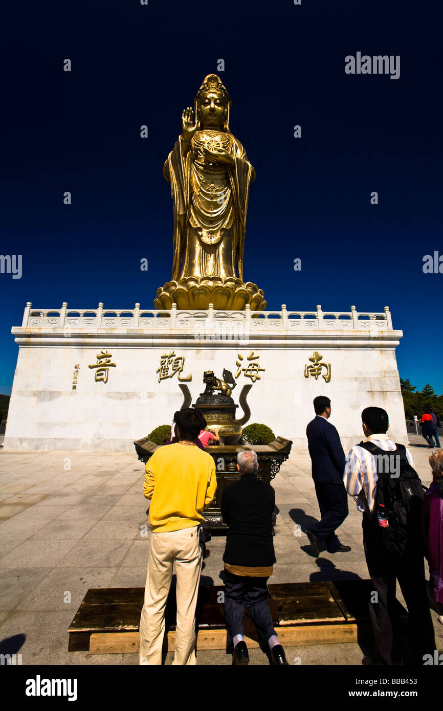 China, Zejiang Province, Zhoushan Prefecture, Mount Putuo. Statue of Guan Yin at Zizhulin (紫竹林). Stock Photo