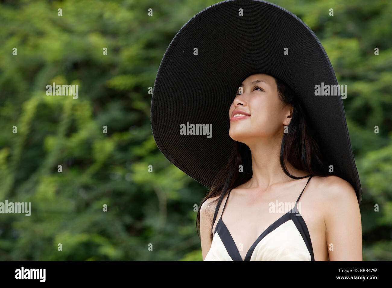 Woman wearing hat black hi-res stock photography and images - Alamy