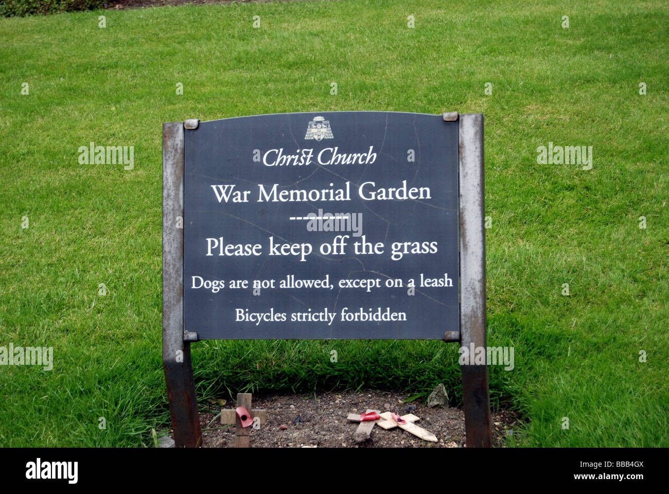 A sign requesting people keep off the grass outside Christchurch College, Oxford Stock Photo