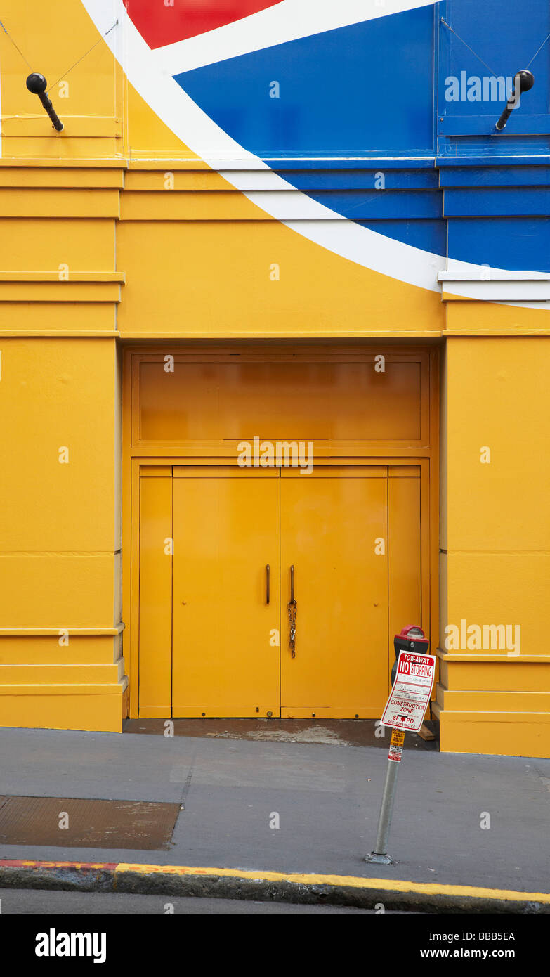 https://c8.alamy.com/comp/BBB5EA/parking-meter-yellow-door-san-francisco-BBB5EA.jpg