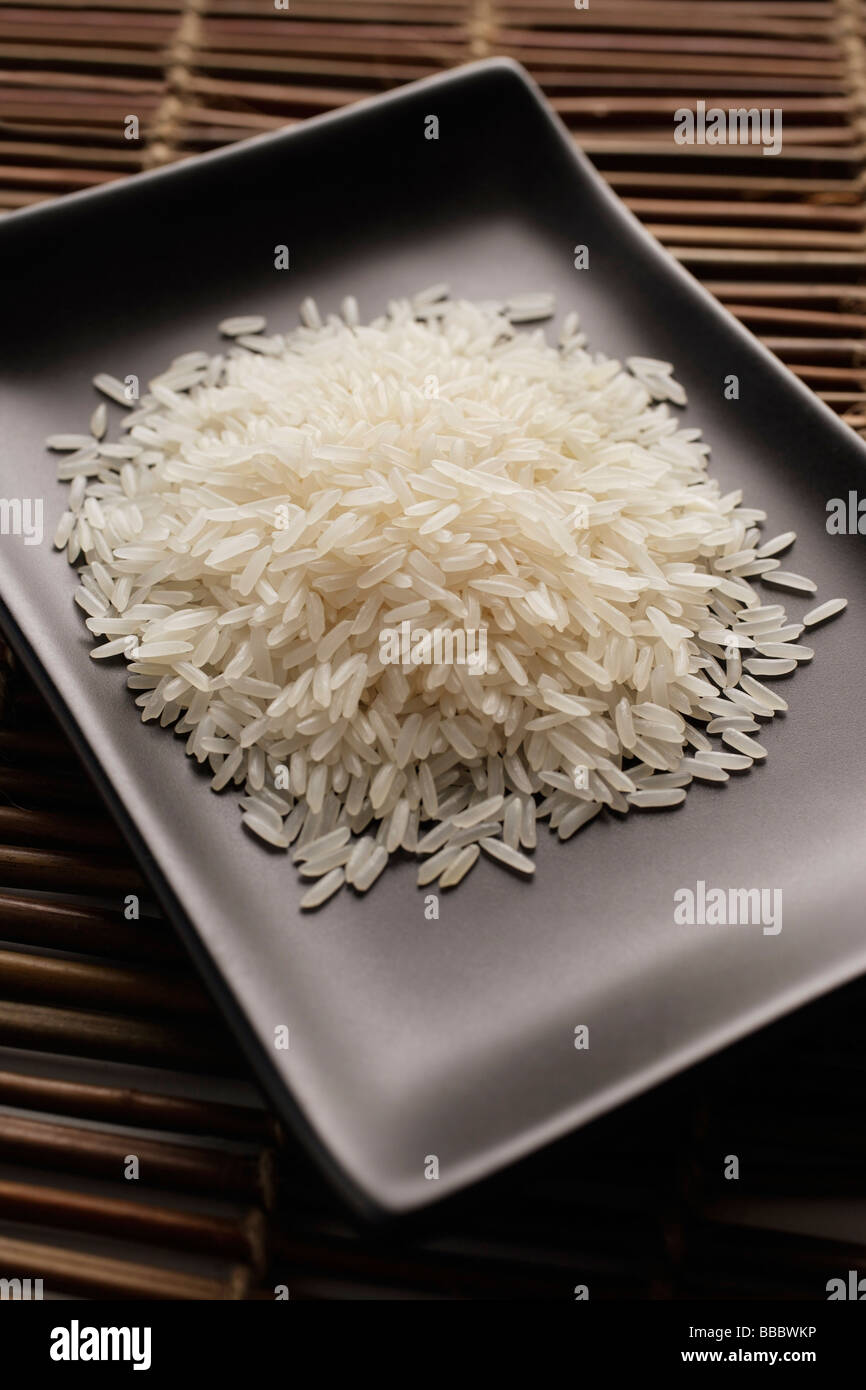 grains of uncooked rice on a square dish Stock Photo - Alamy