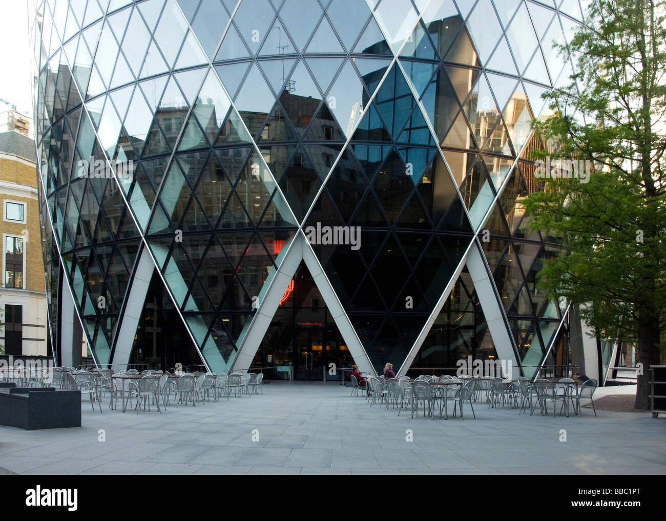 Outdoor seating at base of Gherkin building London Stock Photo