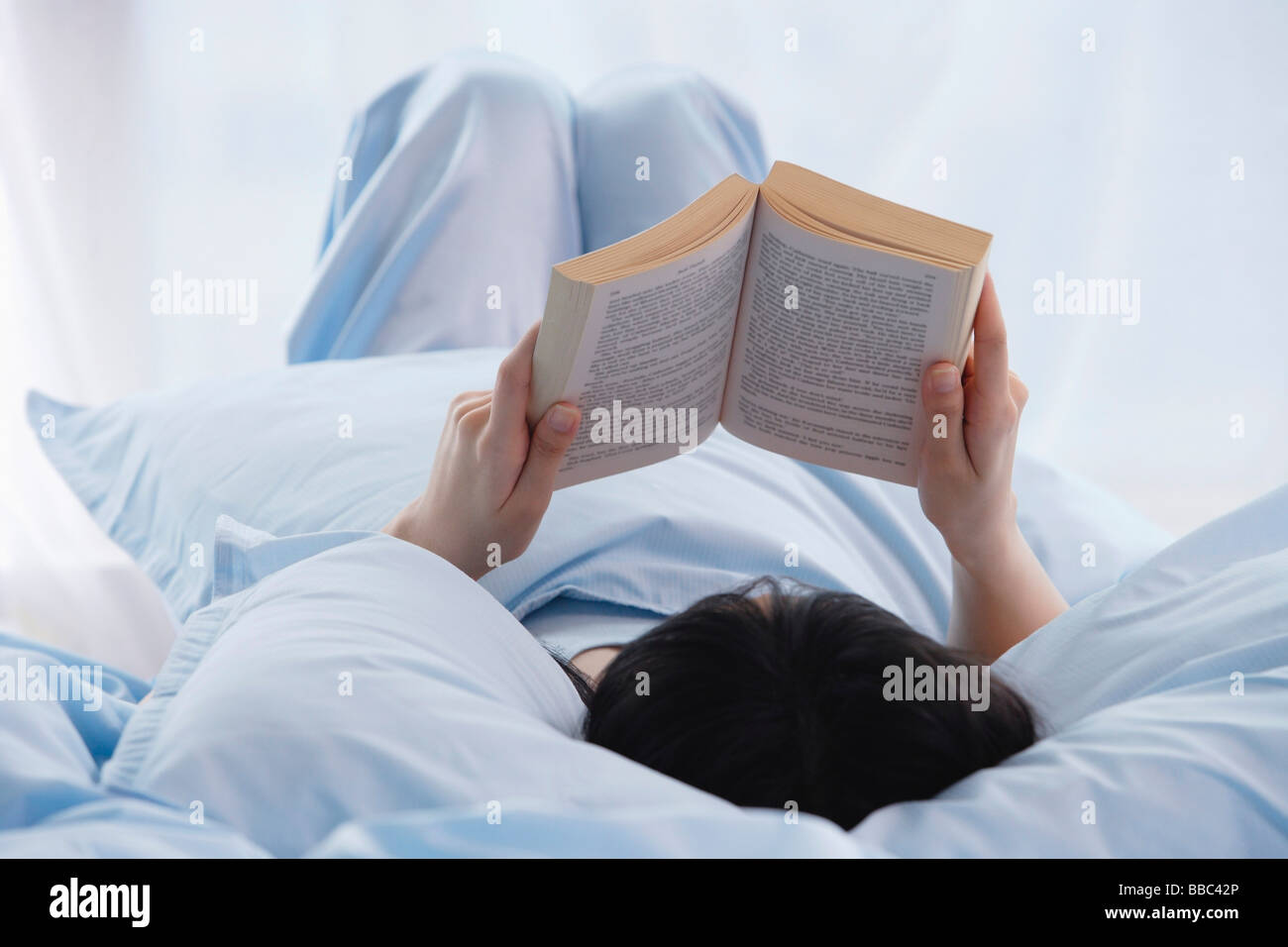Фотосессия с книжкой на кровати. Чтение в кровати. Read before bed. Человек за книгой. Read before bed.