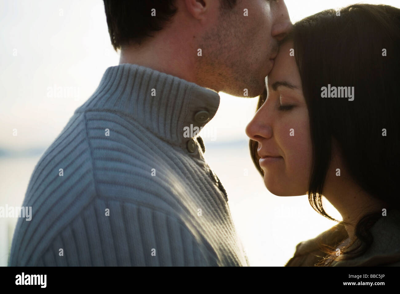 Парень целует девушку в лоб. Целует в лоб. Парень целует девушку в лоб. Целует в лоб. Целовать в лоб что значит женщину.