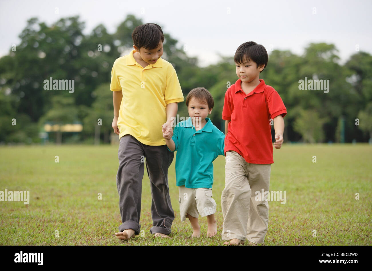 Человек вид сбоку. Гуляющие люди на белом фоне. Walk side by side. Человек идет в профиль. Люди идут по улице.