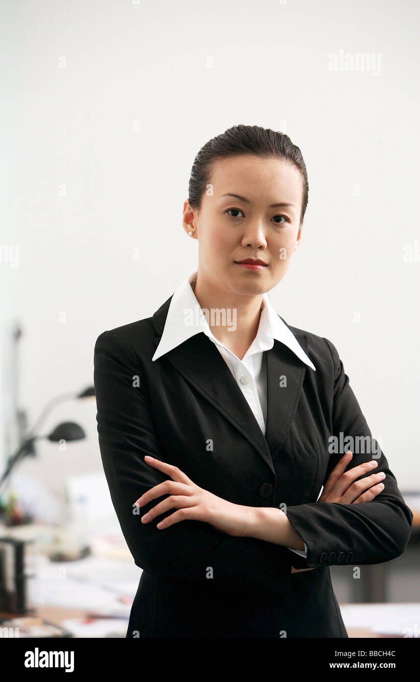 Businesswoman arms crossed portrait hi-res stock photography and images ...
