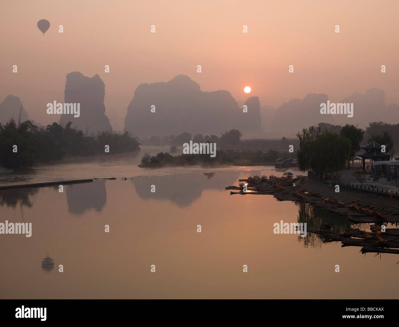 Sunset lake mountains hi-res stock photography and images - Alamy