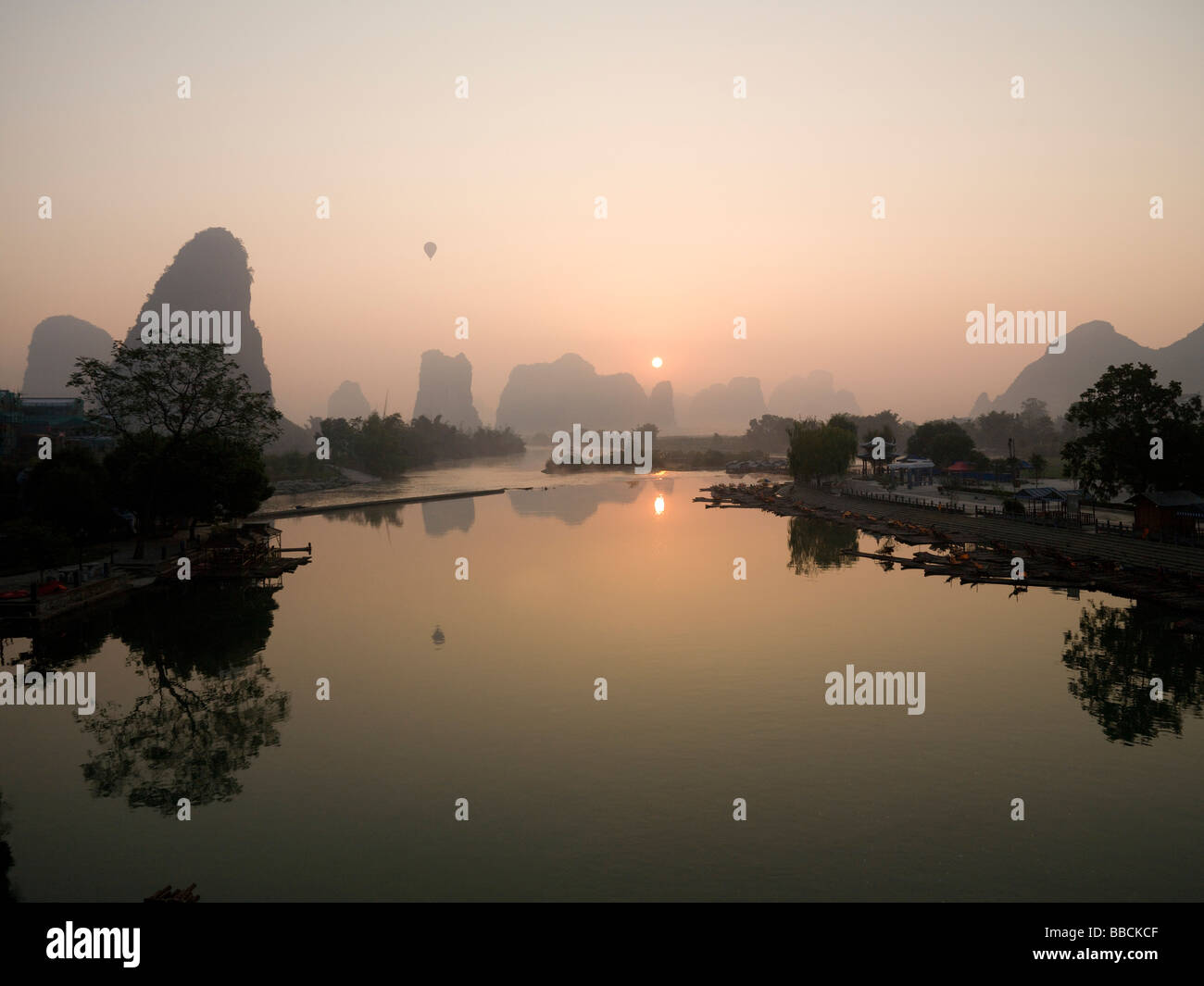 Tranquil lake reflects morning hi-res stock photography and images - Alamy