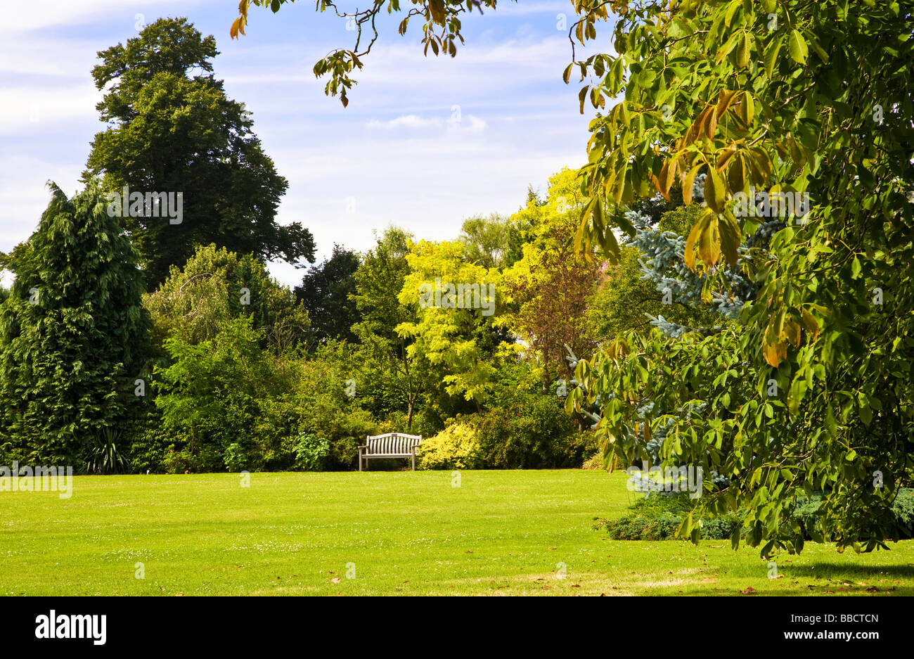 Summer garden uk country hi-res stock photography and images - Alamy