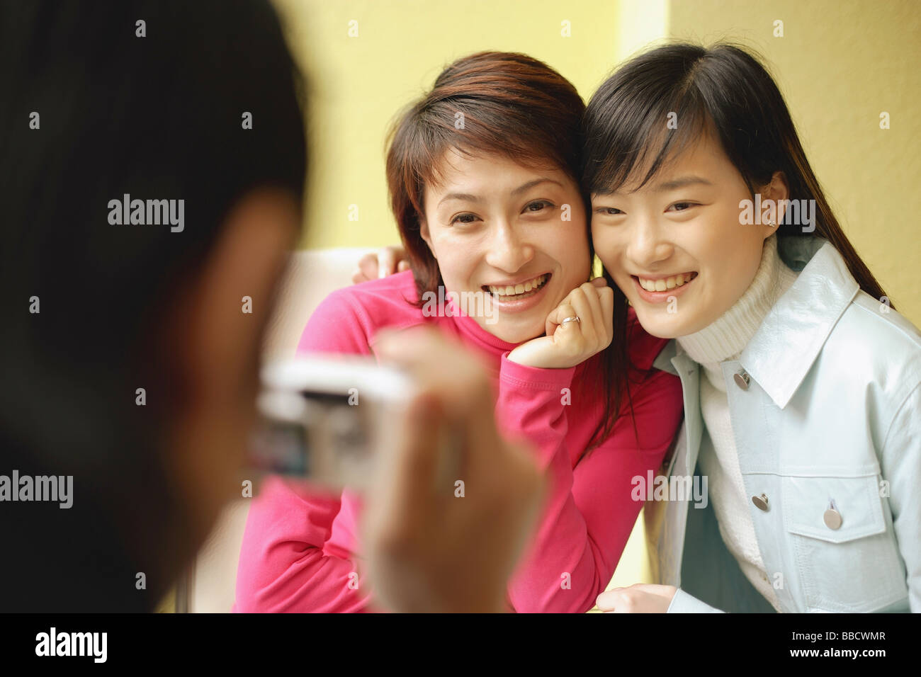 Two people posing for picture hi-res stock photography and images - Alamy