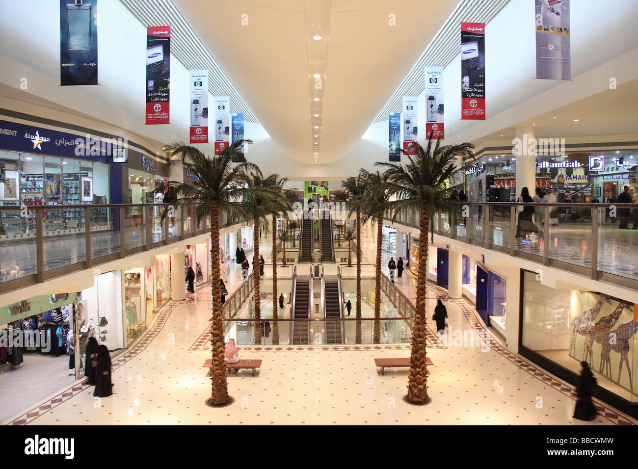 Women in shopping mall Riyadh Saudi Arabia Stock Photo