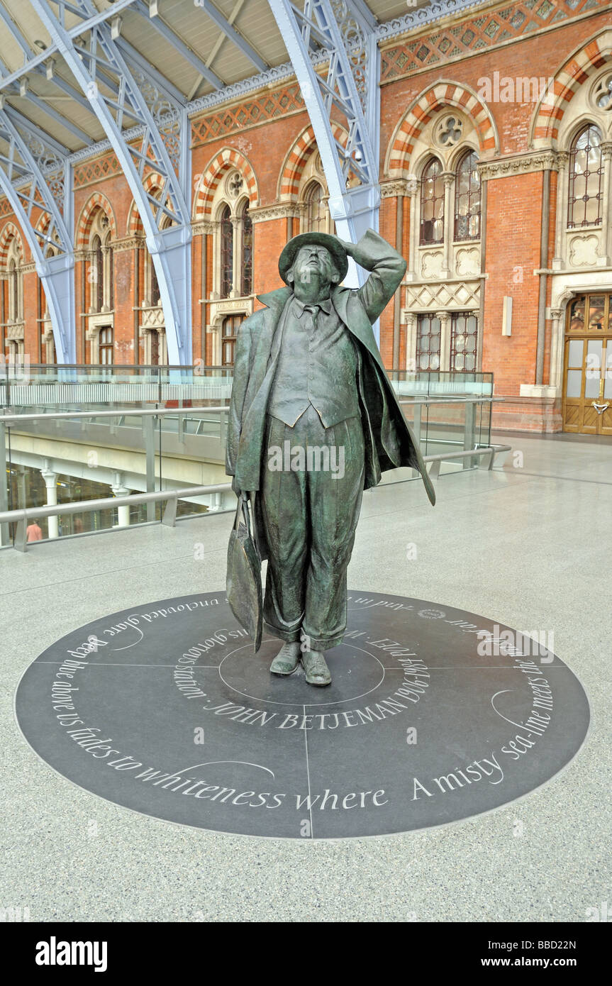 John Betjeman's statue St Pancras Station London England UK Stock Photo