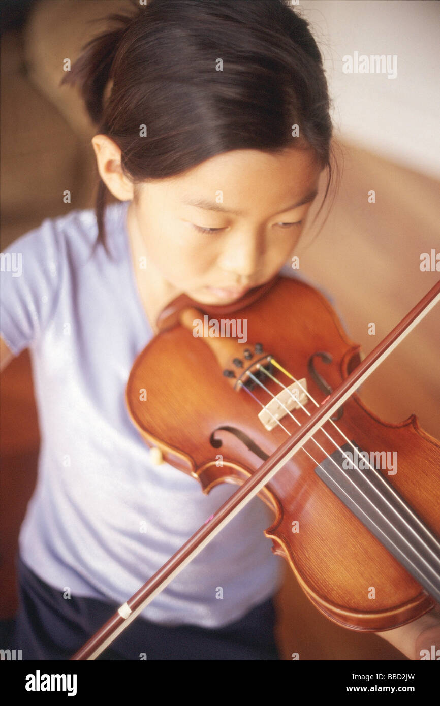Young girl playing the violin Stock Photo - Alamy