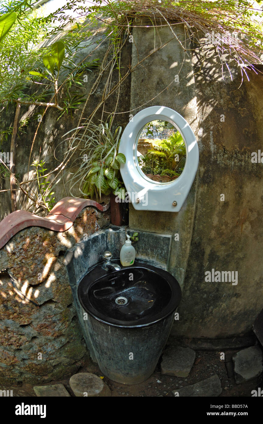 Outdoor toilet india hi-res stock photography and images - Alamy