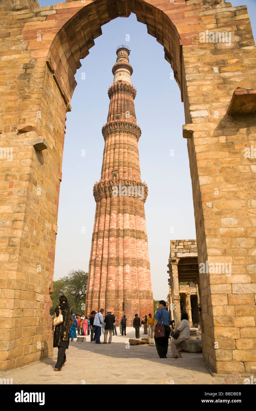 The Qutb Minar minaret, viewed through an arch, in the Qutb Minar Complex, Delhi, India Stock Photo