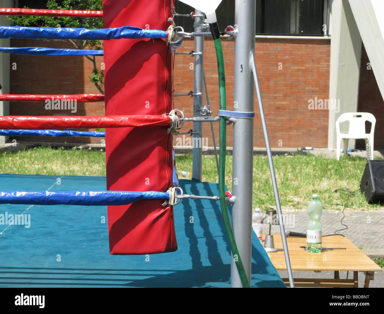 Boxing ring empty ropes hires stock photography and images Alamy